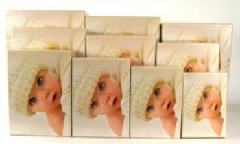 Dekorative Schachtel mit Baby Ecru ca. 21x28cm