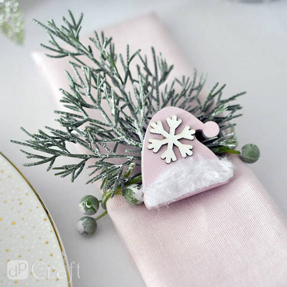 Hölzerne Wintermotive mit Fell und Anhänger rosa 12 Stück - DpCraft