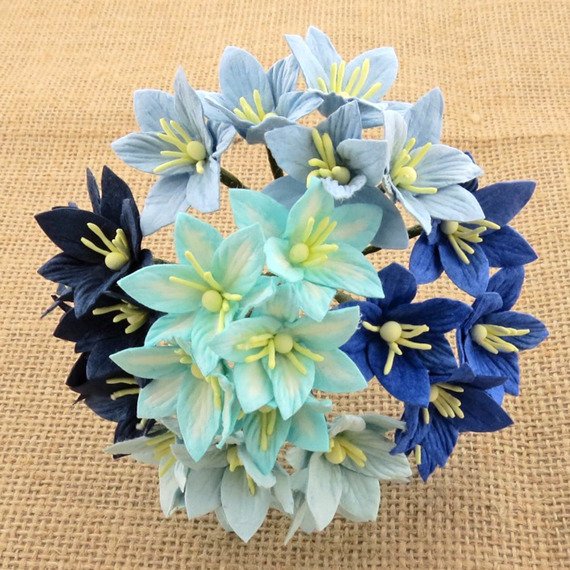 LILIEN 30mm 50Stk Scrapbooking Maulbeerpapier Blumen Flowers, blau mix