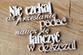 SCRAPINIEC Dekorpappe Die Cut Chipboard Dekoration -Nie czekaj PL