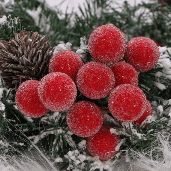 Mattierte Kugeln auf rotem Draht - ca. 6 Stk